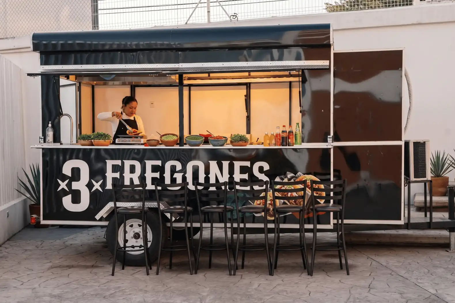Taquería en Toluca Los Tres Fregones tacos de cecina y chorizo